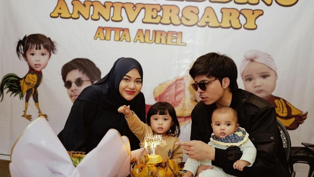 Potret Anniversary ke-3 Pernikahan Atta-Aurel di Warung Pecel Lele, Buket Bunganya dari Lalapan