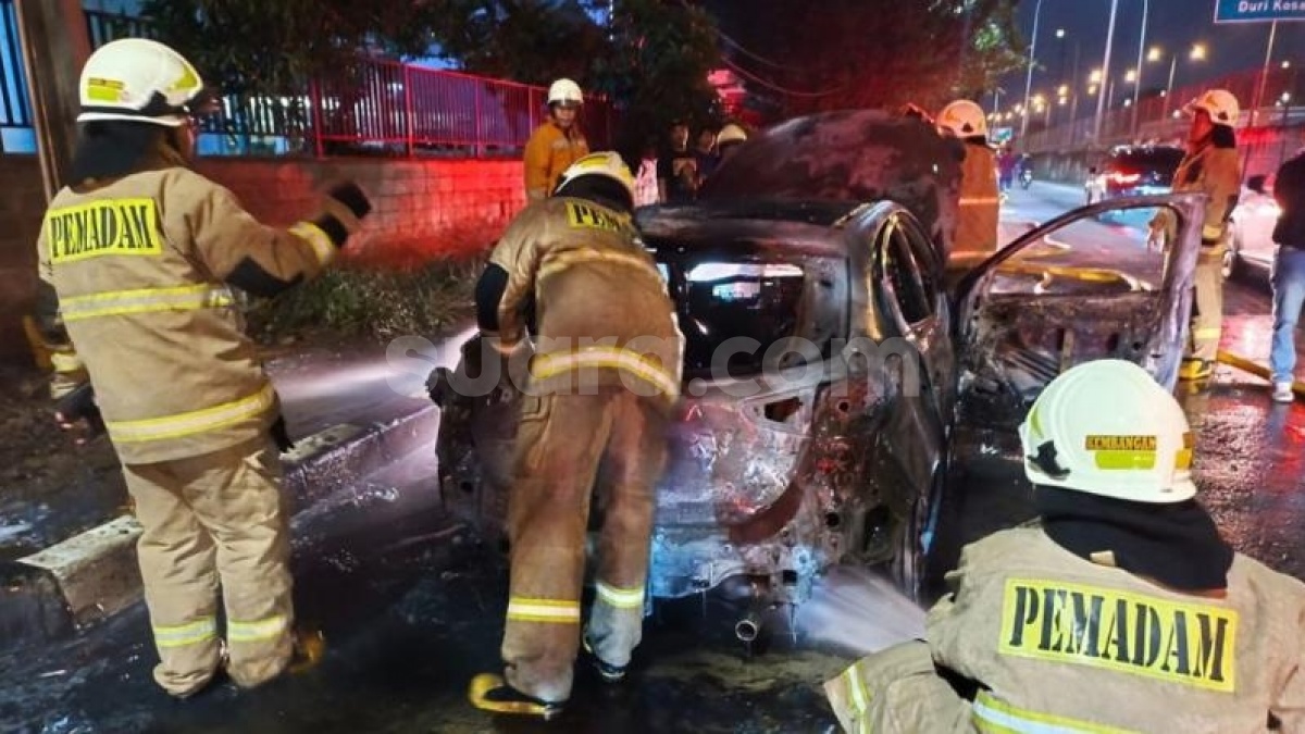 Polisi Usut Kasus Mobil Terbakar Diduga Terkena Petasan Remaja Konvoi di Kembangan Jakbar
