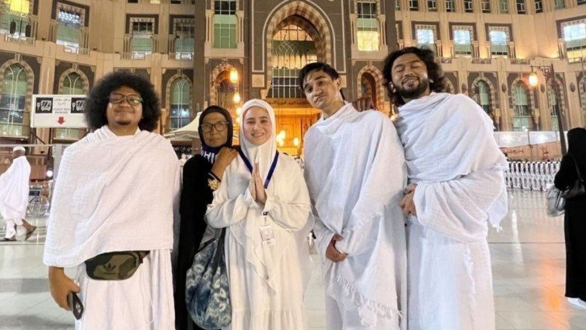 Tangis Tissa Biani Pecah, Kenang Momen Umroh Bareng Babe Cabita