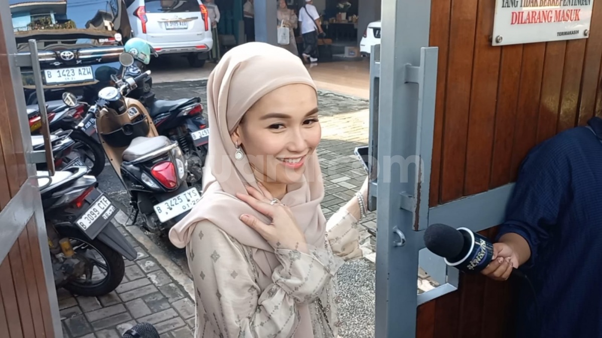 Ayu Ting Ting Kepergok Kasih THR ke Anak-Anak Depok Rp20 Ribu, Honor Sekali Manggung Berapa Sih?