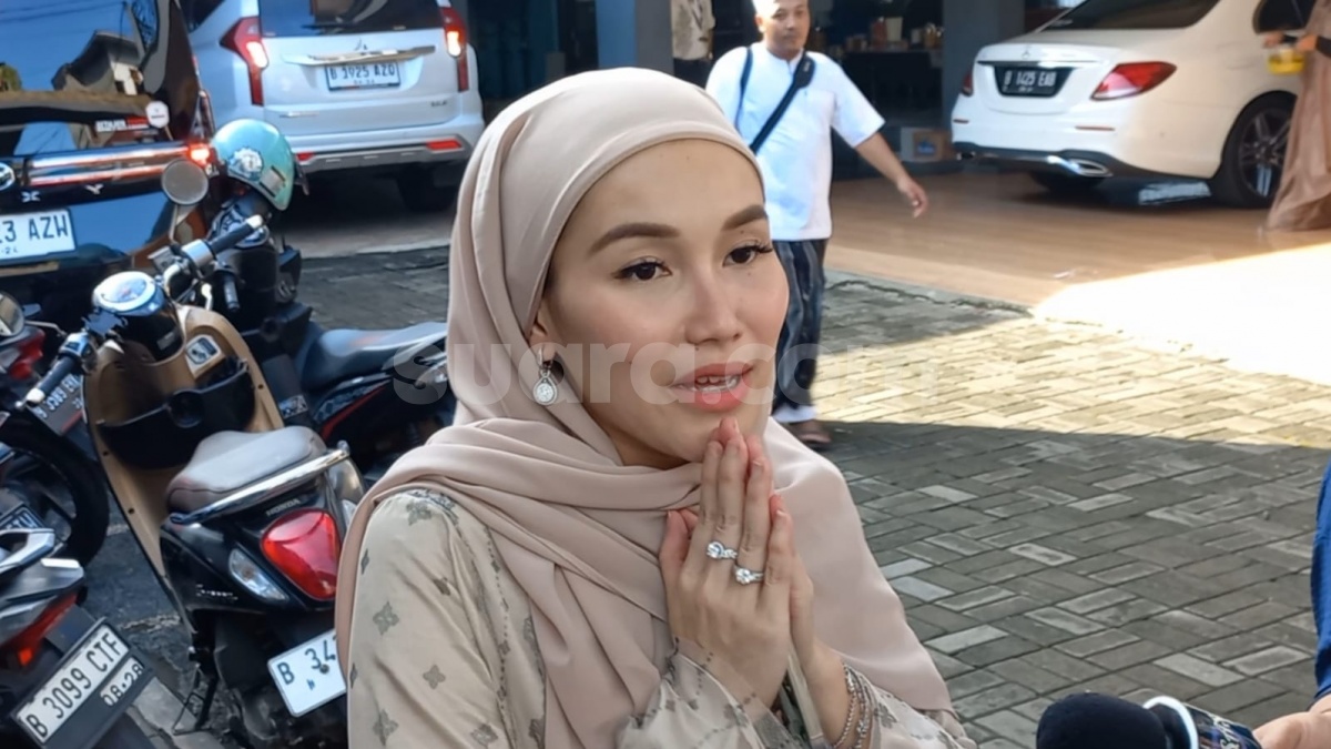 Ayu Ting Ting Bagi-bagi THR Idulfitri, Nonimal Uang di Bawah Rp 100 Ribu Jadi Sorotan