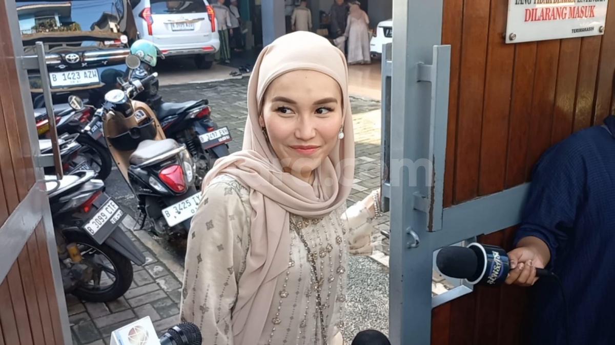 Bagikan THR Rp20 Ribuan ke Anak Sekampung, Ayu Ting Ting Pakai Tas Old Money Harga Puluhan Juta