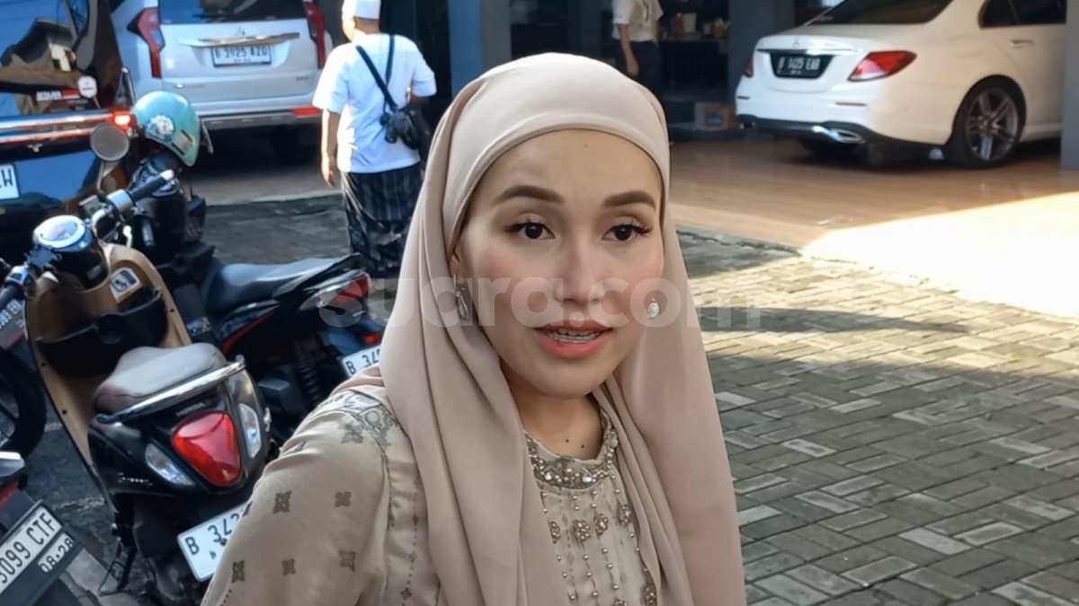 Tetangga Pasang Badan Ayu Ting Ting Dituding Pelit Kasih THR, Anak Kecil Dikasih Duit Segitu Udah Girang!