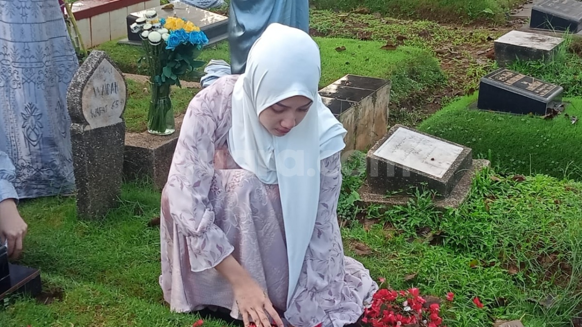 Kunjungi Makam Dante Saat Lebaran, Tangis Tamara Tyasmara Pecah