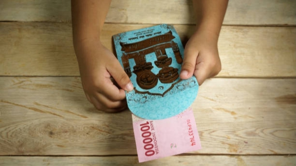 Bagi-bagi Angpao Lebaran: Tak Sekadar Tradisi, Ternyata Ini Pahalanya