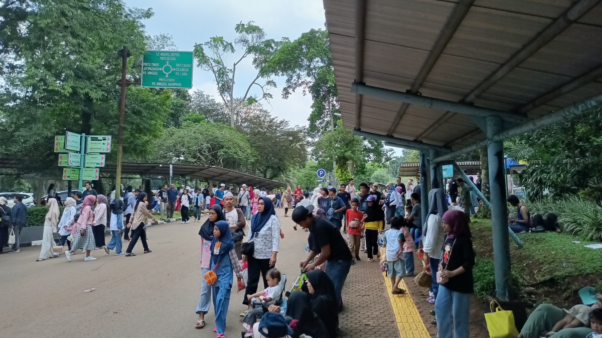 Membludak! Pengunjung Kebun Binatang Ragunan Hari Ini Diperkirakan Tembus 100 Ribu Orang