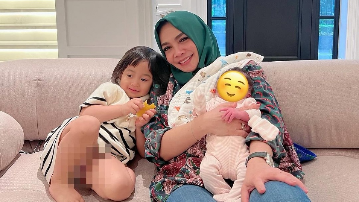 Rieta Amilia Bagikan Potret Lily Saat Seharian, Warganet Malah Tebak-Tebakan Usia Bayi