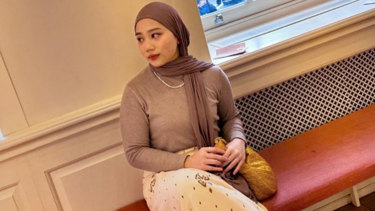 Putuskan Lepas Hijab, Momen Anak Ridwan Kamil Zara Peluk Ibunya Usai Shalat Bikin Salfok