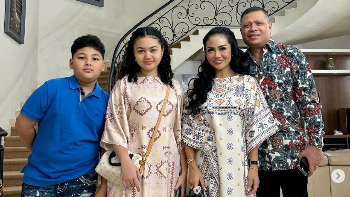 Potret Kris Dayanti dan Amora Lemos Kompak Pamer Pakai Tas Ratusan Juta: Hermes dan LV