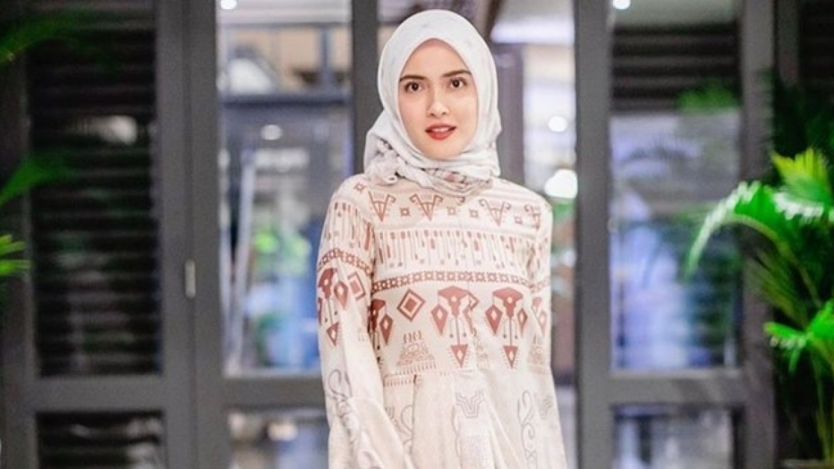 10 Potret Shandy Aulia Berhijab, Didesak Jadi Mulaf