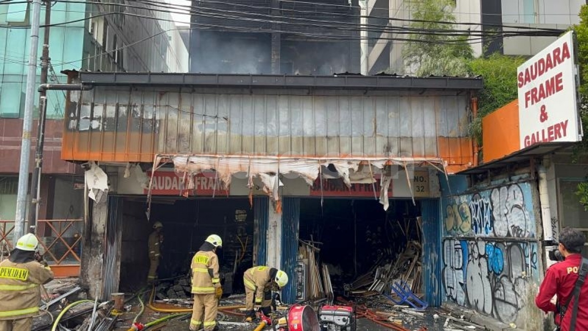 Telan 7 Korban Jiwa, Kesaksian Pedagang Kopi Dengar Tiga Kali Ledakan saat Ruko Saudara Frame Terbakar
