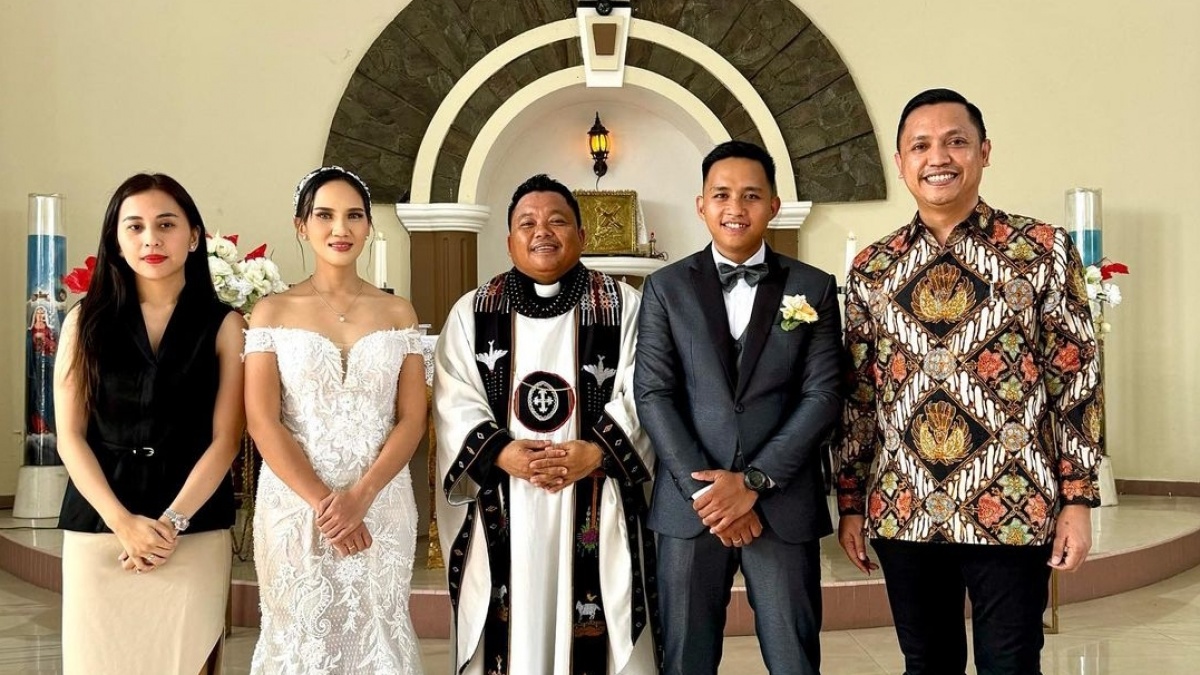 Menikahi Ling Ling di Gereja, Sepatu Rp1,5 Juta Bharada E Jadi Omongan