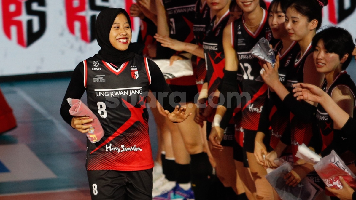 Pemain Voli Red Sparks, Megawati Hangestri Pertiwi saat datang dalam pertandingan Fun Volleyball 2024 di Indonesia Arena, Jakarta, Sabtu (20/4/2024). [Suara.com/Alfian Winanto]