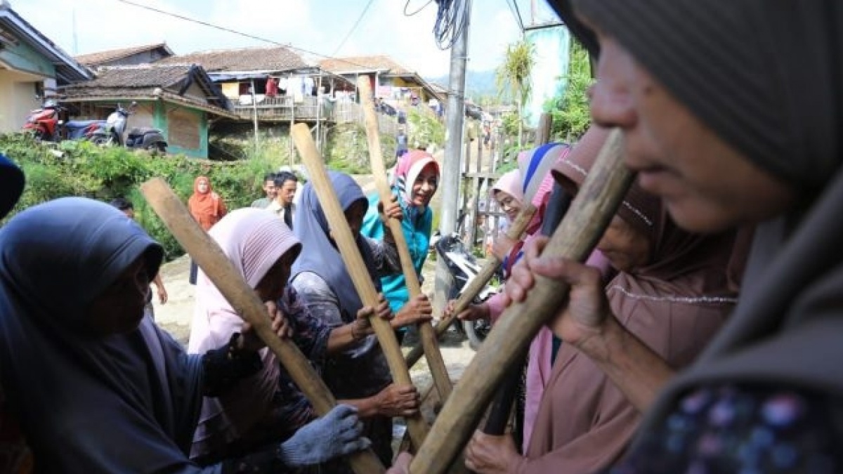 Senyum Sumringah Airin Rachmi Diany Main Bendrong Lesung Bareng Warga Pandeglang