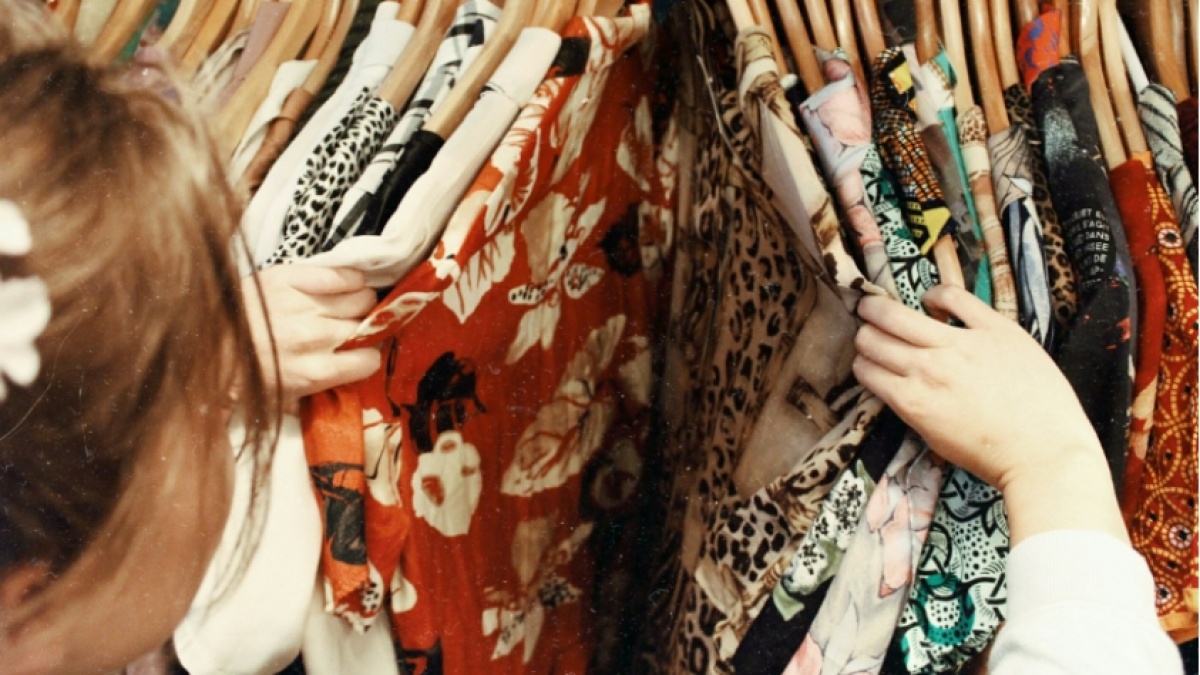 Gen Z Mulai Pilih Baju dengan Nilai, Bisakah Ini Tekan Limbah Fashion?