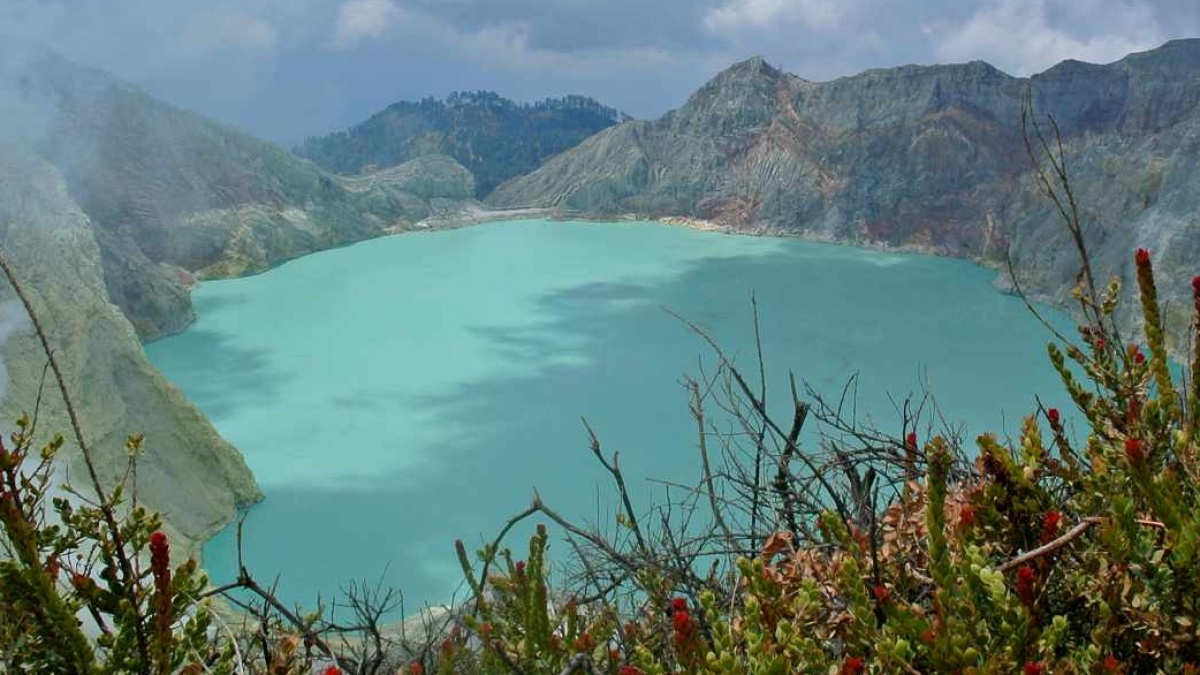 Tersangkut Rok Saat Berfoto, Turis Asal Cina Jatuh ke Jurang Kawah Ijen Sejauh 100 Meter