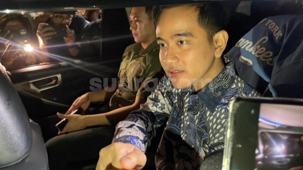 Bagi-bagi Buku Bergambar Jan Ethes, Gibran Disentil Wariskan Dinasti Sejak Dini ke Anak