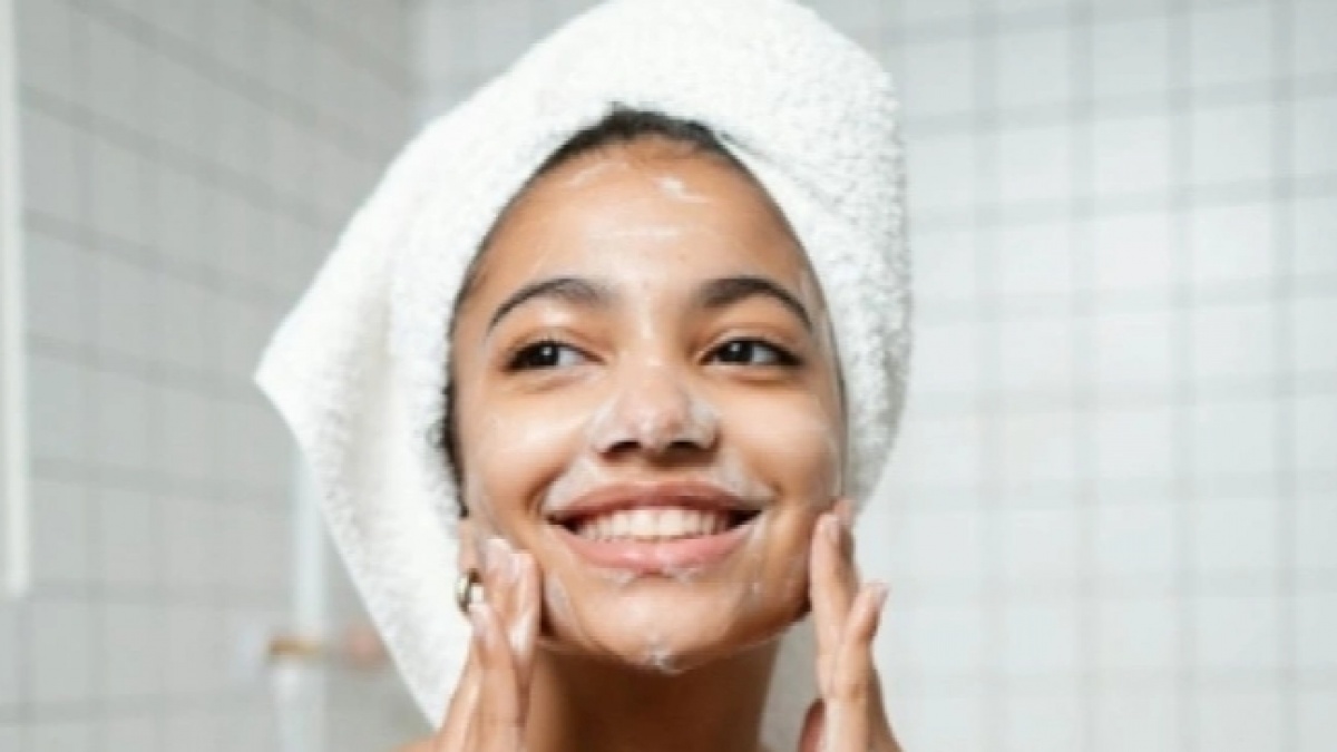 5 Cara Memilih Face Wash untuk Kulit Kering, Dijamin Bikin Lembap dan Tidak Mengelupas