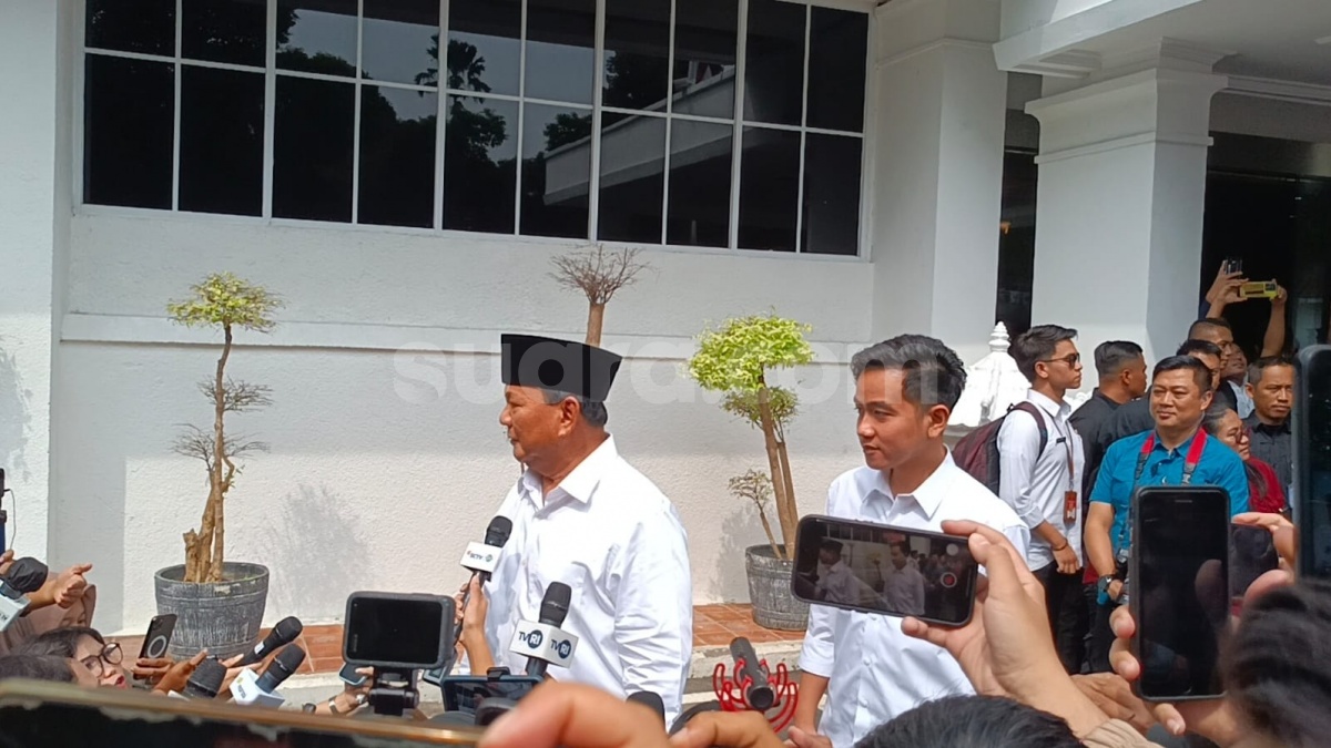 Kompak Pakai Kemeja Putih, Prabowo-Gibran Tiba Di KPU