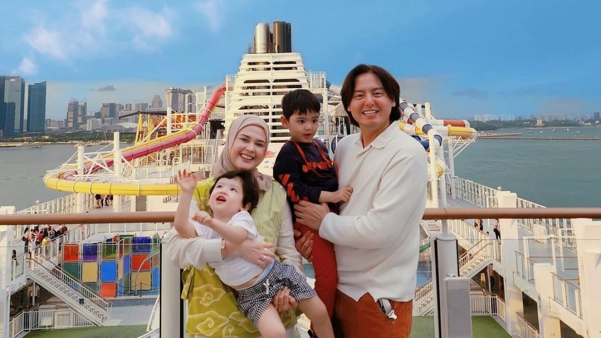 Posting Foto Liburan di Shanghai, Roger Danuarta dan Putranya Disanjung Mirip Idol Korea