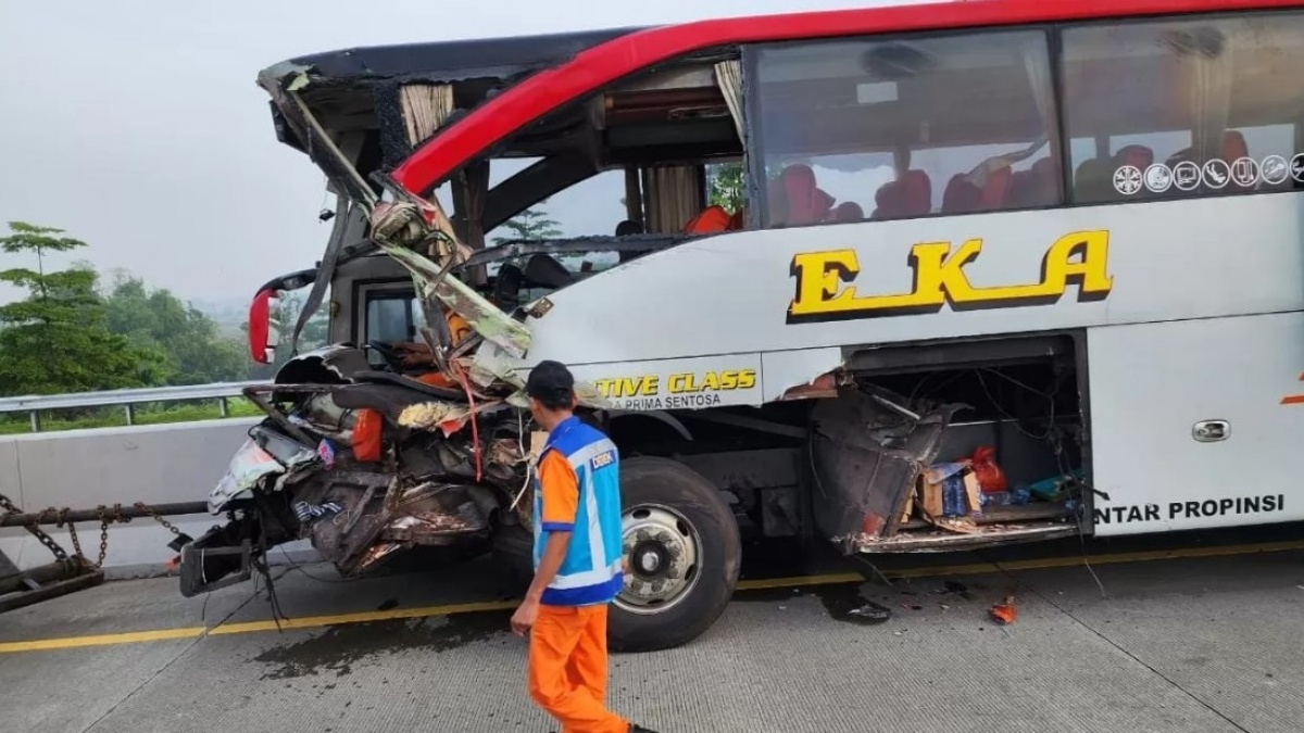 Detik-detik Bus Haryanto Terguling saat Hujan Deras di Tol Semarang-Batang, 3 Penumpang Tewas