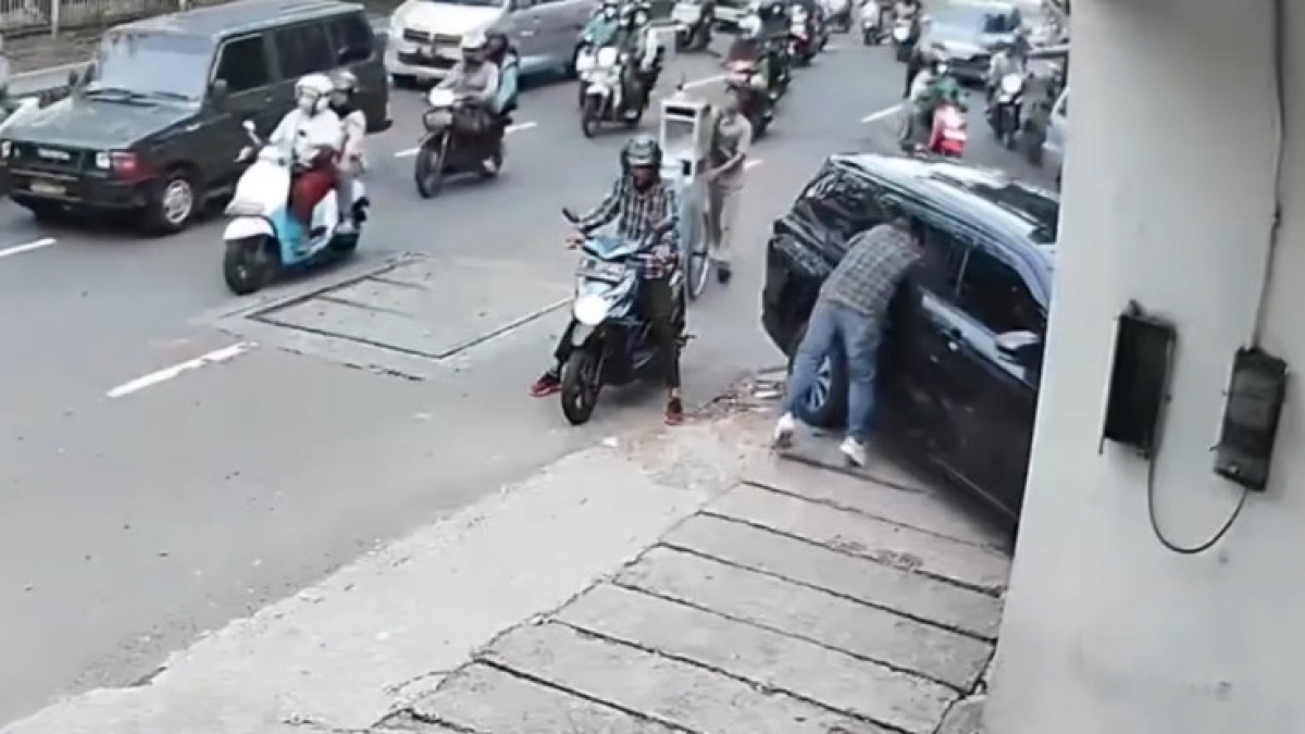 Tak Jauh dari Polres Jakbar, Dua Pria Terekam CCTV Lakukan Pencurian Modus Pecah Kaca