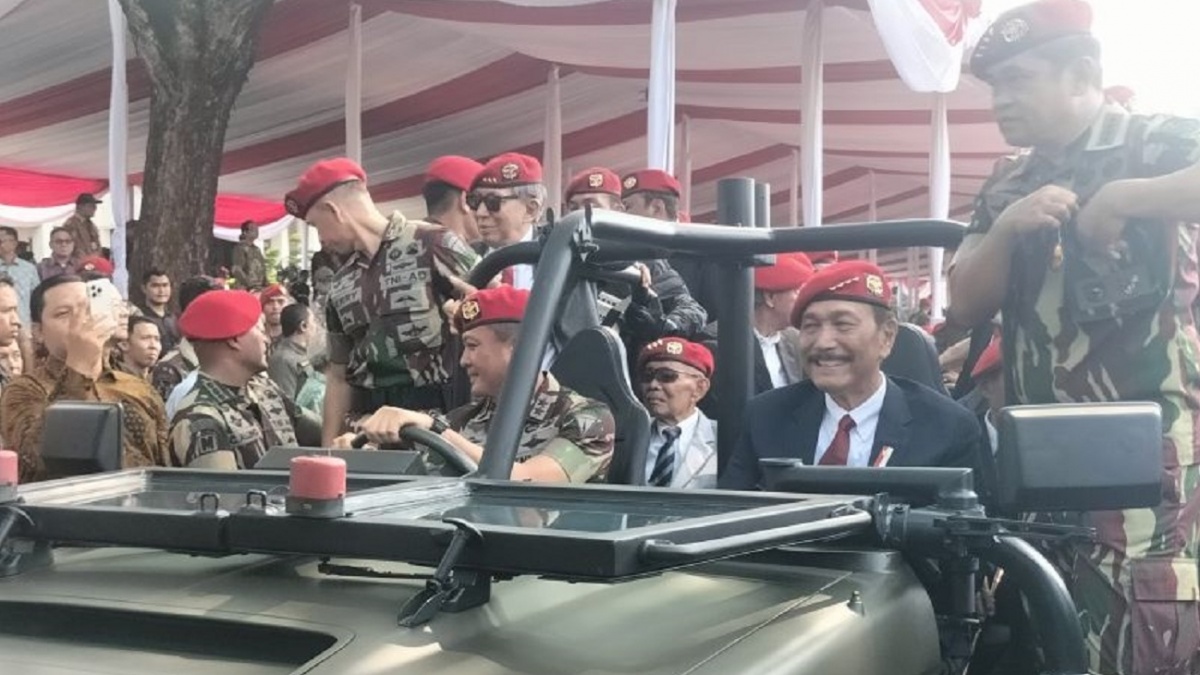 Momen Luhut Naik Mobil Taktis Disopiri Danjen Kopassus Dan Dikawal Sang Menantu