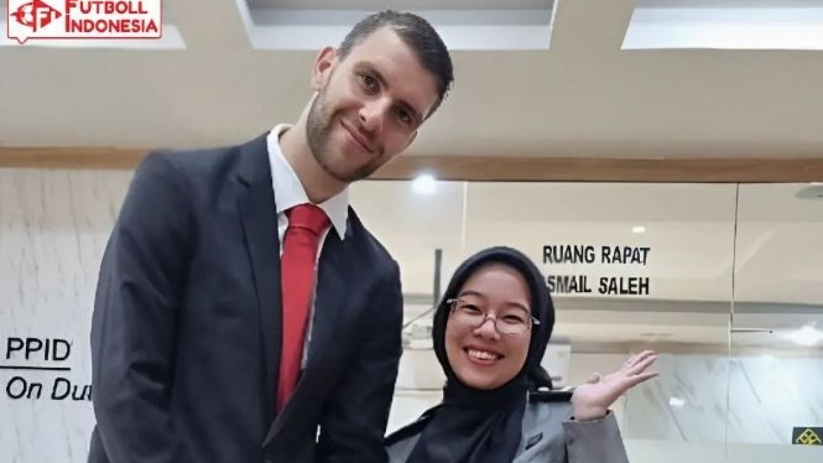 Potret Marten Paes Jalani Sumpah WNI, Pakai Jas dan Peci Warna Hitam
