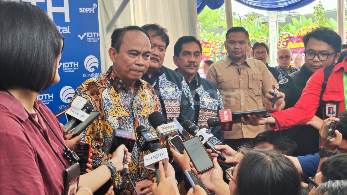 Menkominfo Anggap Judi Online dan Pinjol Ilegal Adik Kakak, Harus Disikat
