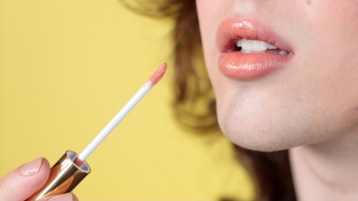4 Rekomendasi Lip Oil untuk Melembapkan Bibir Kering Sekaligus Memberi Warna
