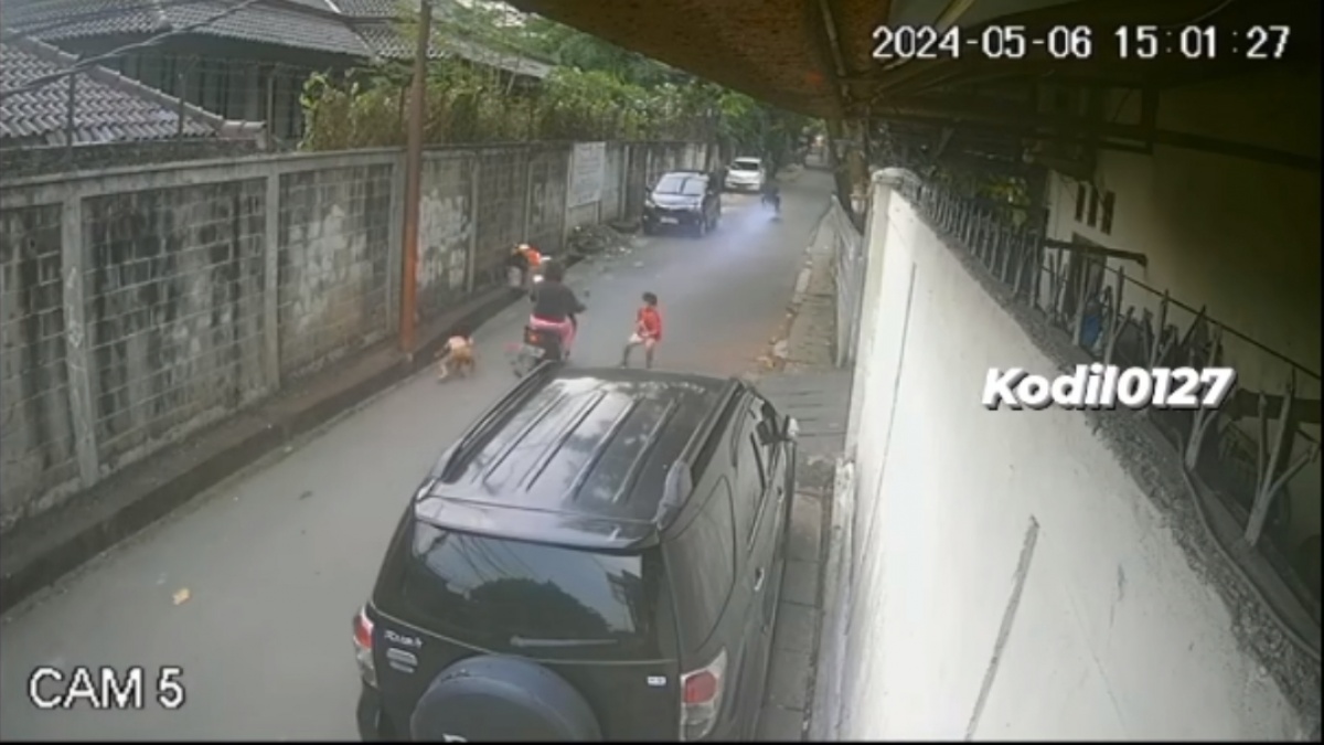 Main di Jalan Tanpa Diawasi, Bocah di Jakarta Timur Tertabrak Motor hingga Terpental ke Selokan