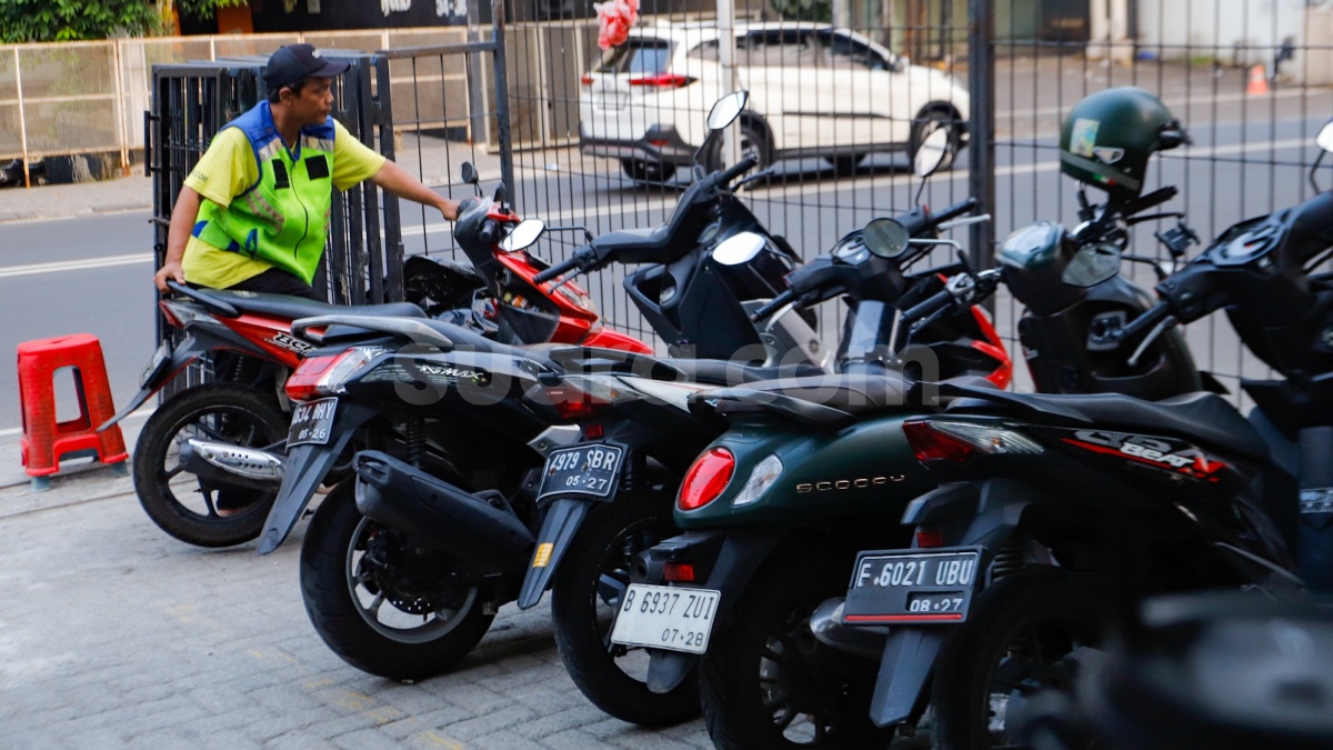Kisah Unik yang Bikin Heran, Tukang Parkir Kena Tilang Elektronik Gegara Tak Pakai Helm