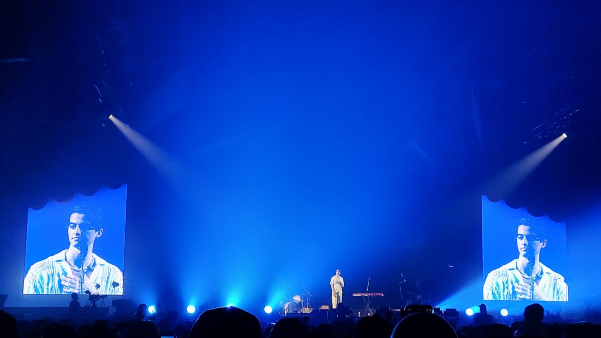 Kejutkan Penonton di Konser Niall Horan, Ini Alasan Elijah Woods Cover Cruel Summer Milik Taylor Swift