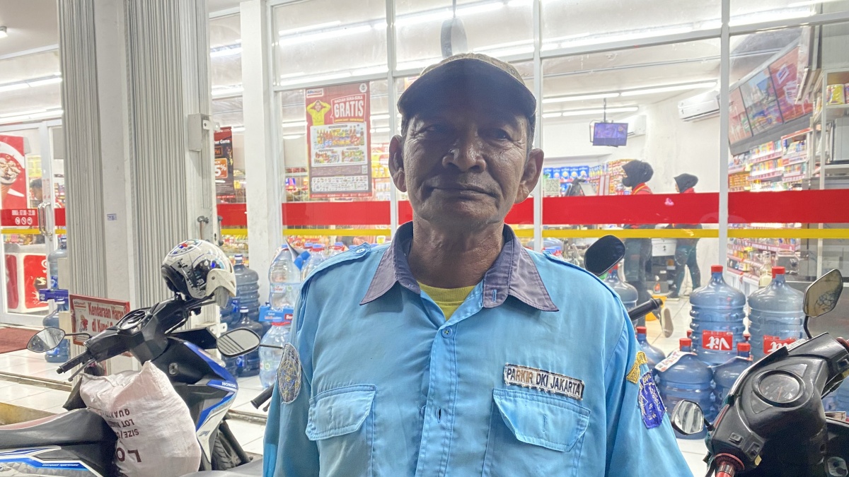 Bawa-bawa Aparat, Tukang Parkir Minimarket di Kebon Jeruk Tak Takut Wacana Tilang di Tempat Pemprov DKI