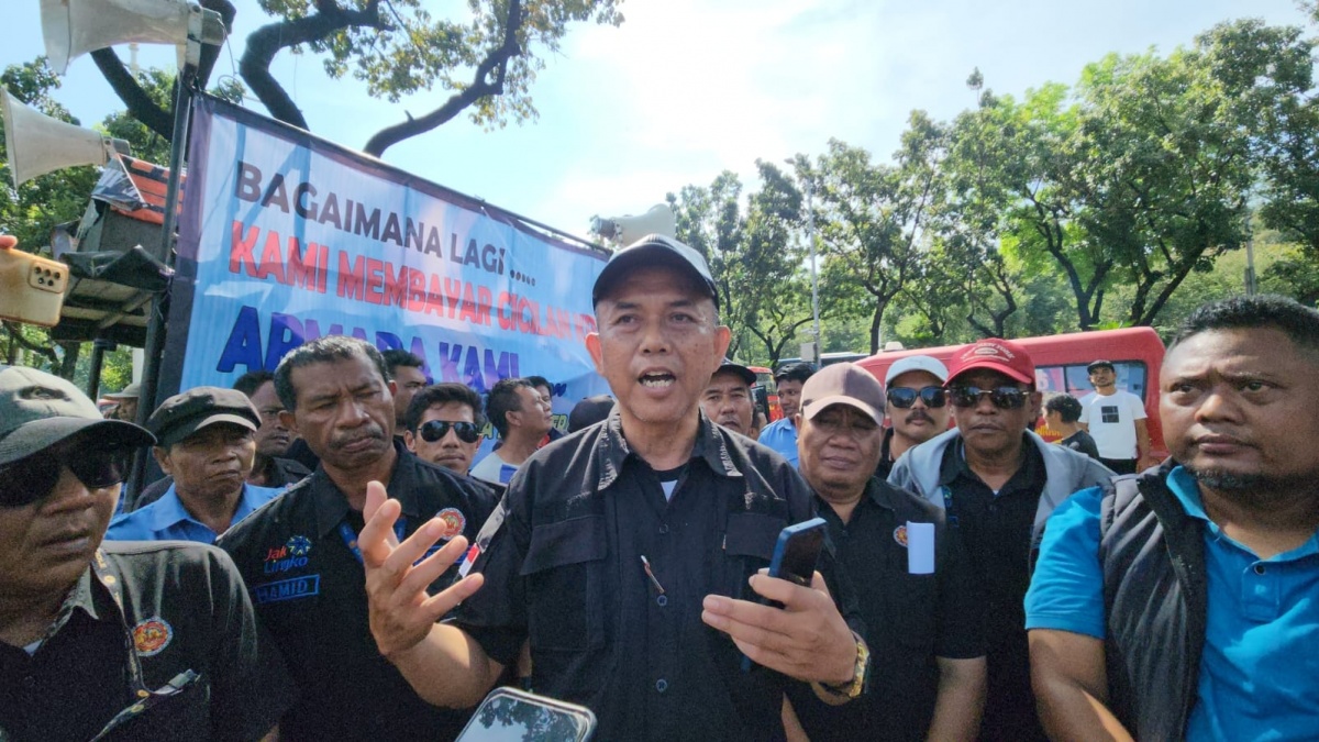 Ratusan Sopir Angkot Geruduk Balai Kota, Tuntut Janji Pemprov DKI Buka 4 Rute Mikrotrans