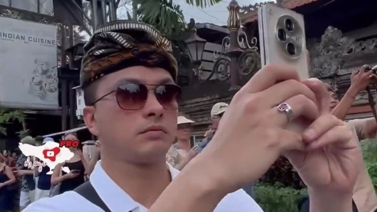 Nicholas Saputra Tercyduk Pakai HP Android, Netizen Melongo Tahu Harganya: Demi Apa?