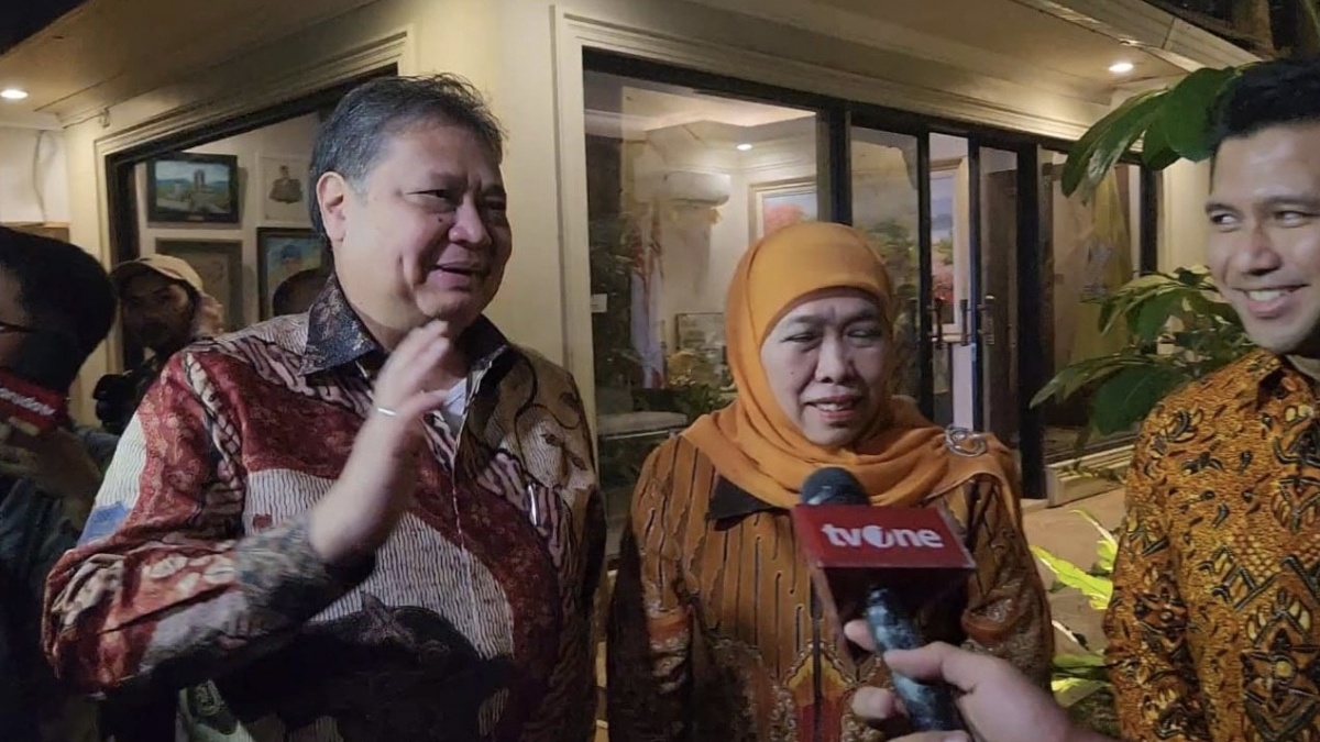 Bahas Pencalonannya pada Pilkada Jawa Timur 2024, Khofifah Tiba di Rumah Dinas Airlangga