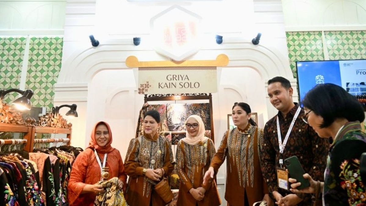 Kunjungi Dekranas Expo 2024, Ibu Negara Iriana Joko Widodo Belanja Aksesori dan Batik UMKM