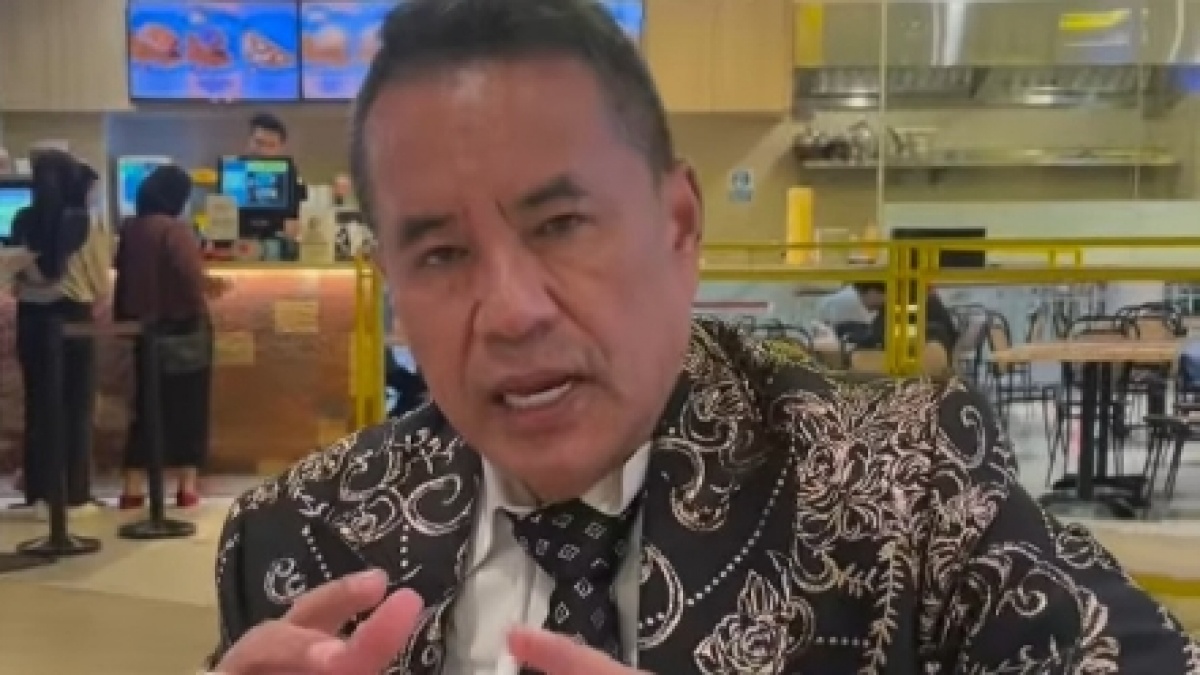 Hotman Paris Teriak Kepanasan di Bandara Makassar: 'Mati, mati. Aku panas. Aku keringatan'