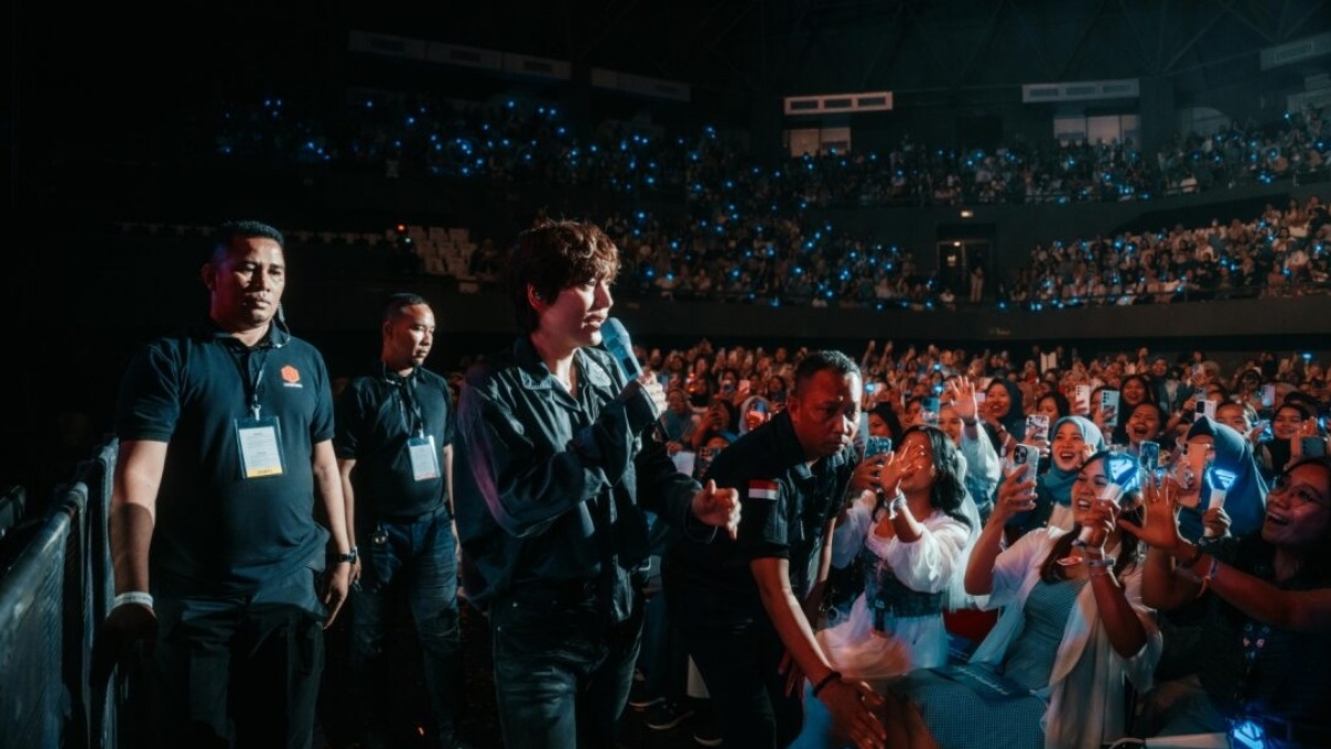 Keliling Panggung Temui KYUpiter, Kyuhyun Beri Fan Service Maksimal di Konser