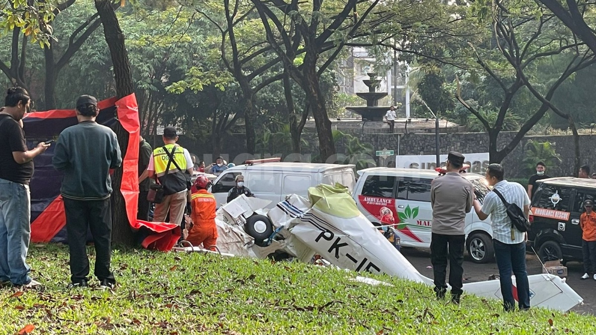 Pantauan Lokasi Pasawat Jatuh di Lapangan Sunbrust BSD Serpong, Petugas Evakuasi Korban