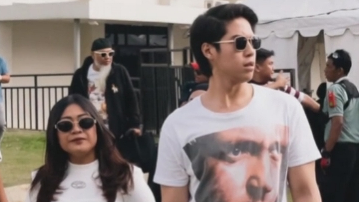Tiru Eca Aura, Detik-Detik Boiyen Jatuh Saat Kasih Kejutan Ultah ke El Rumi Viral