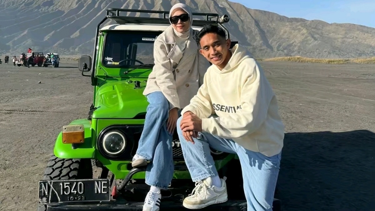 Ajak Kekasih Liburan ke Bromo, OOTD Pesepakbola Rizky Ridho Makin Mentereng!