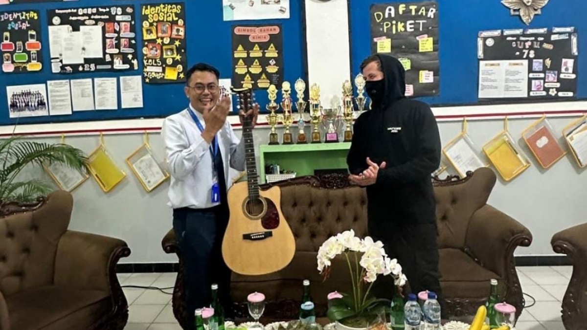 Momen Alan Walker Datangi SMA di Medan, Temui Guru Musik yang Viral