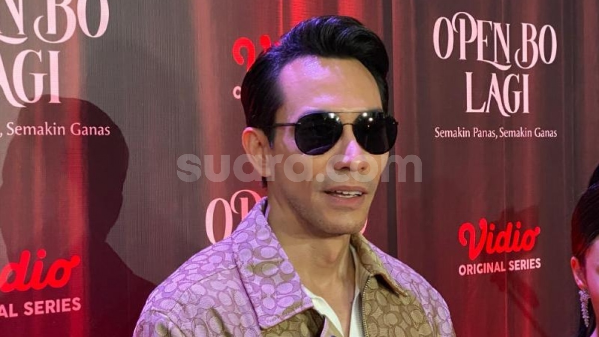 Jawaban Darius Sinathrya Soal Unggahan Gendong Bayi, Benar Anaknya?