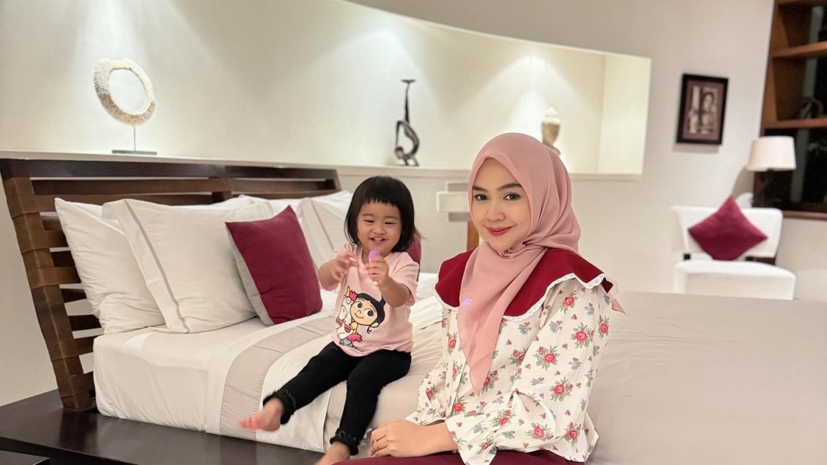 Ajak Moana Staycation, Ria Ricis Santai Taruh Tas Branded Rp40 Juta di Lantai