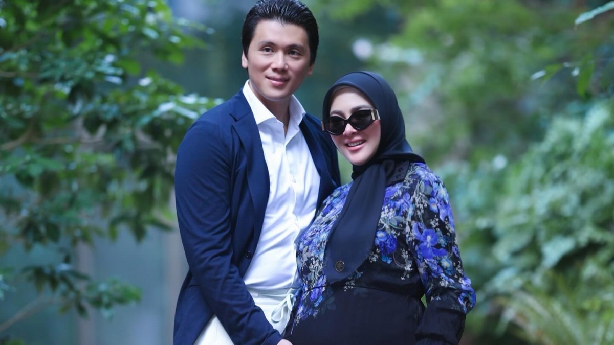 Gaya Syahrini Pakai Sepatu Rp22 Juta Bikin Warganet Salfok Bentuk Kakinya Tetap Cantik Selama Hamil