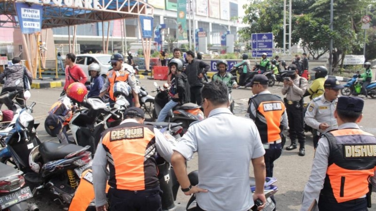 Pemkot Jakpus Bersih-bersih Parkir Liar dan PKL di Thamrin City dan Plaza Indonesia