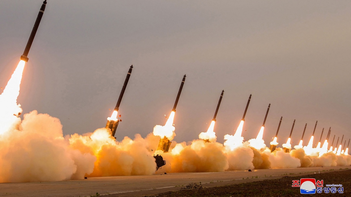 Panas! Korea Utara Luncurkan 10 Rudal Balistik saat Korsel dan AS Latihan Militer