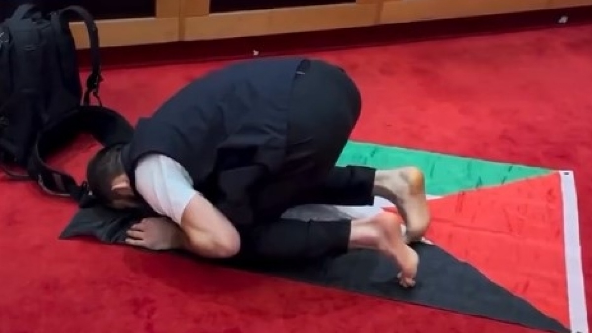 Keluar dari Neraka 5 Ronde, Islam Makhachev Salat dengan Sajadah Bendera Palestina